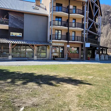 5 Personnes En Rez De Jardin Apartment